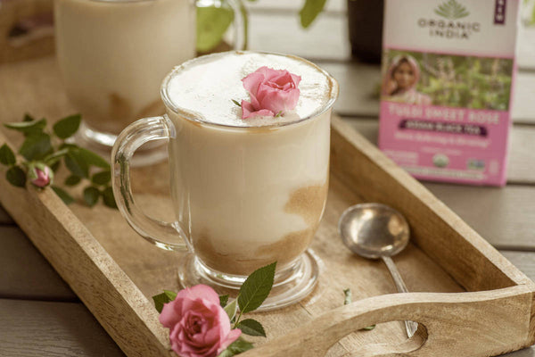 Receta de un aromático Rose Tea Latte